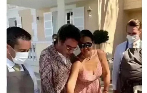 巩俐巴黎街头牵手：59岁的“野性美”，是爱情里最高级的松弛感