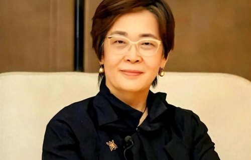 她是央视著名主持，退休四年尝试跨界，60岁至今未婚未育与狗相伴