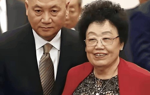 迟先生哭了，陈丽华追悼会现场，儿子儿媳接待众人，孙子罕见露面，儿子一个动作暴露了豪门不垮的真相