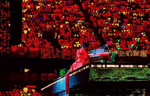 苏新皓澳门演唱会应援背后：官方粉丝组织统筹29.9元直播机位引关注