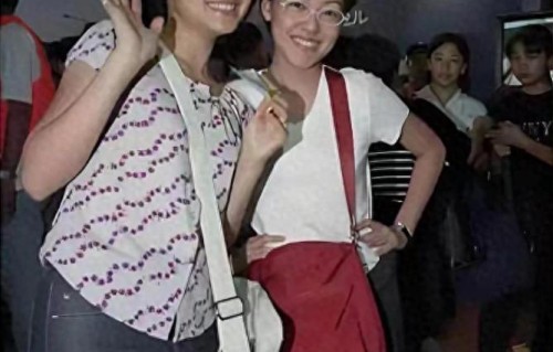 为了美不择手段？何穗超模颜值“内幕”曝光，满脸针孔，面目狰狞 