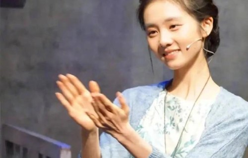 19岁黄多多美上热搜!气质比亲妈孙莉更胜一筹,谢幕那一刻绝了