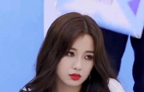 甜美少女虞书欣,路人偶遇瞬间惊艳!_新闻