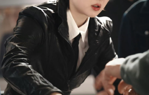 姚安娜华为代言新造型曝光！黑皮衣+太空场景，冷峻气质很先锋