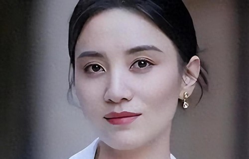 宋佳刚拿金鸡影后，全网却在扒16年前旧账：她到底动了谁的蛋糕？