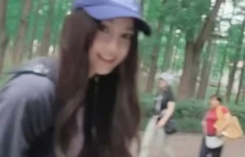 Angelababy低调现身学校义卖会陪小海绵