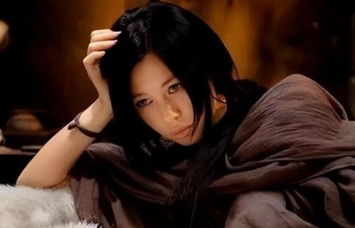 余男吻戏让黄渤害羞背后：12年感情教会女人，独立比依赖更体面