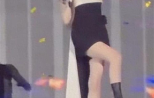 五一假期演出意外多！王心凌被激光射腿，容祖儿疑被烟花烫到头？