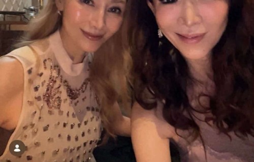 55岁李嘉欣提前过母亲节，穿薄纱身材纤瘦，15岁儿子未现身