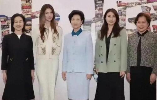 郭晶晶和谷爱凌等人的同框，气质一个比一个优雅，中间c位是谁