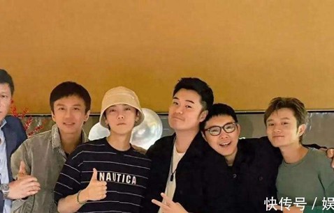 鹿晗蓬发现身!《五哈》六人机场造型迥异，邓超御寒举动逗乐全场_镜头_节目组_档期|哈哈哈哈哈（真人秀）|来龙去脉|范志毅|棒球服|连帽衫