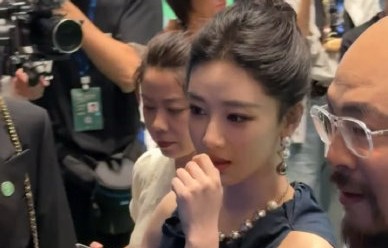 哪里能看杨紫白玉兰晚宴青衣造型高清图片？
