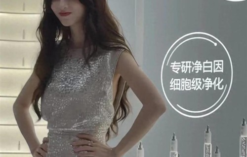 杨颖出席品牌活动，穿迪奥订制却被网红环绕着，脸看着也越来越僵