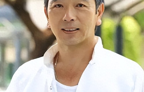 原来他也在上海定居，妻儿早已移居国外，69岁还在为家人打拼赚钱 