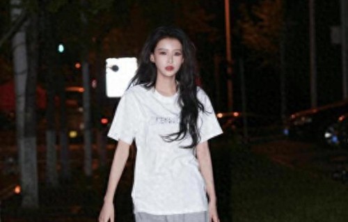 孙怡私服穿搭真随性！字母T恤+灰色阔腿裤，休闲简约又舒适！