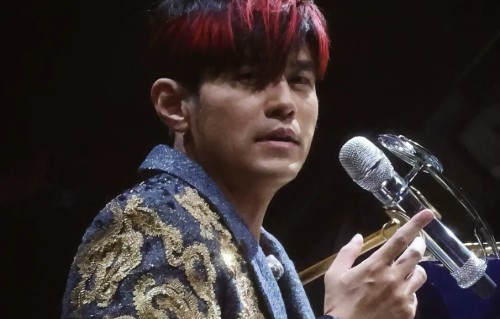 周杰伦演唱会口碑又崩了，本人唱不上去就划水，舞美落后效果不佳