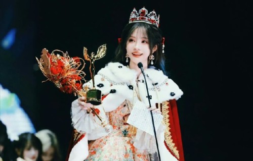 粉丝对杨冰怡蝉联第一并升堂有何评价？