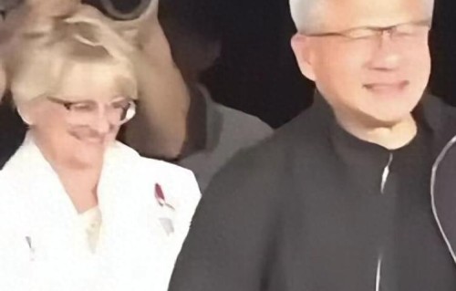 黄仁勋一家回台湾！与亲戚相聚吃饭被拍，年迈的黄父黄母罕见出镜