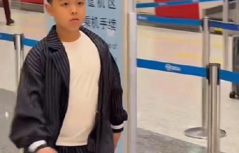 陈思诚在儿子朵朵的成长中扮演了什么角色？