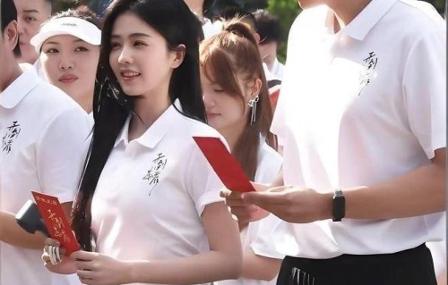 离开欢娱首秀就翻车!白鹿摔跤自嘲“好笨”,妆造被群嘲后,一句话打了谁的脸