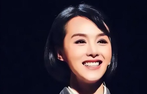 离开富大龙后，她进入国防大学当老师，如今42岁仍单身，无儿无女