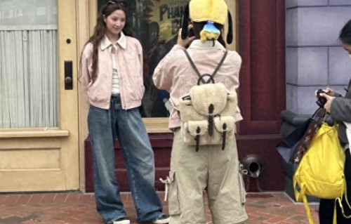 欧阳娜娜姊妹俩逛上迪，娣娣获姐姐贴心喂食拍照，二人已定居内地 