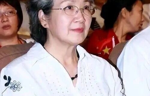 82岁老演员曹翠芬哽咽致谢！老伴病危住院，无儿无女帮忙，幸得后辈相助