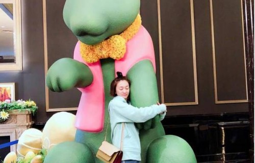 李小冉梳苹果头拥抱兔子雕像 嘟嘴卖萌