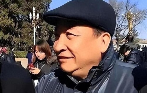 75岁姜昆买菜被偶遇，春晚一哥晚年最大的烦恼，是47岁女儿不结婚