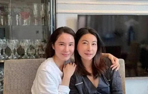 郭晶晶与闺蜜在豪宅里相聚！素颜穿深V领衬衫+齐肩发，随意又松弛
