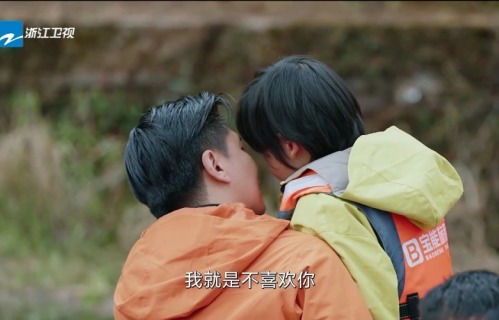 《我们的爸爸2》徐炜峰真的偏心吗？看完赞赞崩溃大哭，瞬间懂了二胎家庭的痛