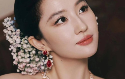 刘亦菲泰国度假被偶遇！素颜拒绝拍照有偶像包袱拒合影，两年半没进组身材圆润引热议