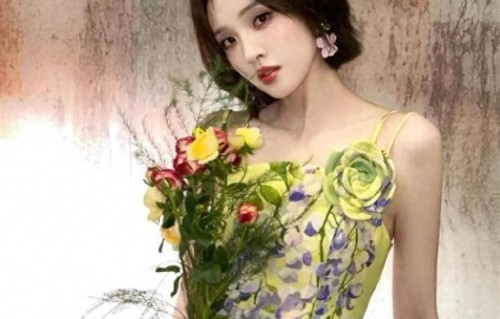 唐艺昕当妈后气质大变！一袭印花吊带裙+短发，美出新高度！