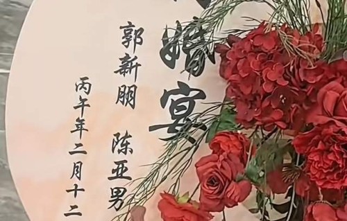 陈亚男26岁老公发文维护妻子！门前牵手秀恩爱，小女人姿态十足