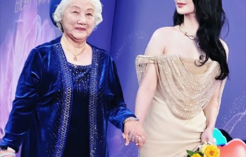 网友对杨紫牵手祝希娟的画面有何评价？