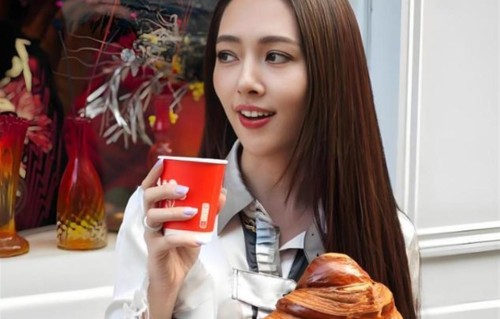 就是这么现实，向太官宣继承权给郭碧婷后，向佐探班妻子献殷勤