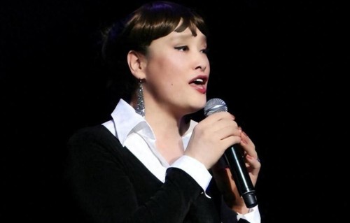 因春晚一夜成名，56岁患癌在异国离世，临终前才说出自己身世