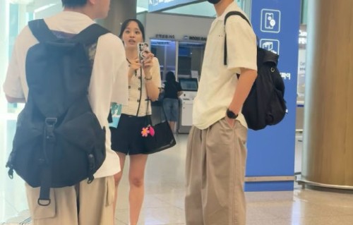 胡一天在韩国坐地铁是去拍戏还是私人行程？