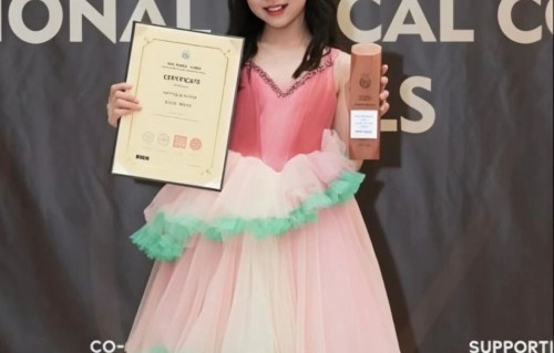 董璇女儿小酒窝斩获国际声乐大赛一等奖，舞台表现力惊艳全网