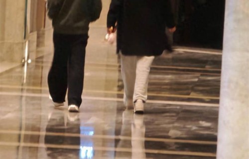 王宝强开门跳下车，与女友冯清同框身高差抢眼，被网友调侃像母子