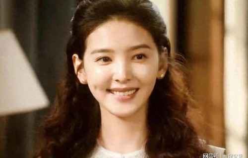 章若楠确实清纯又灵动，但在《冬去春来》里，精致的妆容成了败笔