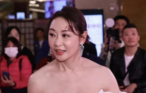 在一起18年不结婚，她却为富豪老公生下闺女，享受阔太生活