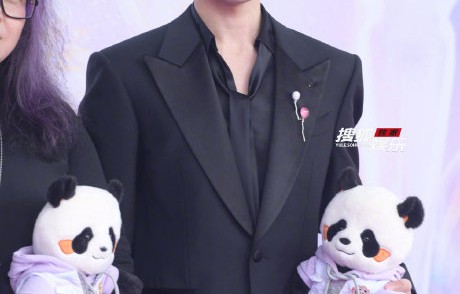 易烊千玺凭哪部电影提名百花奖最佳男主角？|线下活动|西服|成龙|王宝强|梁家辉