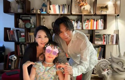 伊能静迪士尼婉拒合影，暖心回应太好懂，全心陪娃才是头等大事！|秦昊|米粒|明星|女儿|一家三口