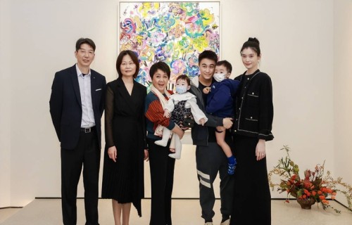 奚梦瑶何猷君全家福曝光，双方长辈齐出镜，女儿首次露正脸肌肤白皙_妈妈_父母_婚礼