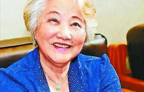 定居美国十余年，78岁却回国捞金，她凭啥被称人民艺术家