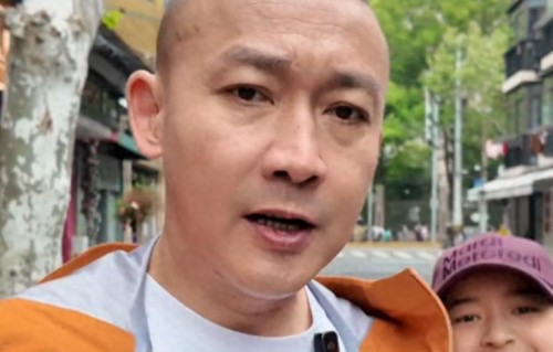 48岁聂远现身上海，和女儿吃米其林认证街边店，11岁女儿颜值很高 