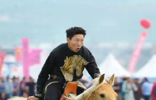 演员阿如那为什么能策马狂飙亮相那达慕