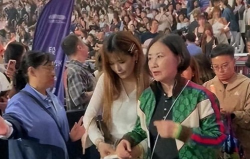 汪明荃看演唱会需人搀扶，网民担心其健康，和罗家英穿名牌情侣装