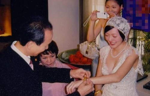 小S分享与大S的旧照和思念后，公众和网友的主要反应和评论有哪些？
